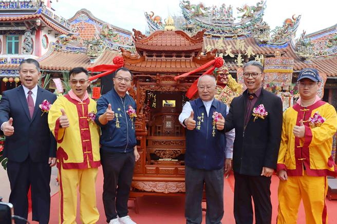 嘉义县新港奉天宫四街祖妈新神轿在2024最后一天剪彩启用。（吕妍庭摄）