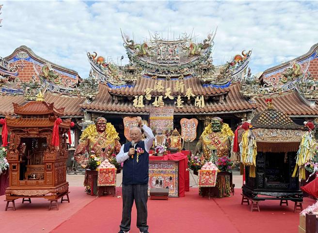 奉天宫董事长何达煌说，四街祖妈新神轿启用后，近200歷史的旧神轿即日起退役。（吕妍庭摄）