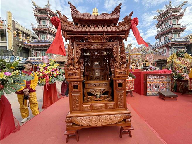 嘉义县新港奉天宫四街祖妈新神轿由彰化县政府指定细木作技术保存者王肇楠一家花3年多时间打造。（吕妍庭摄）