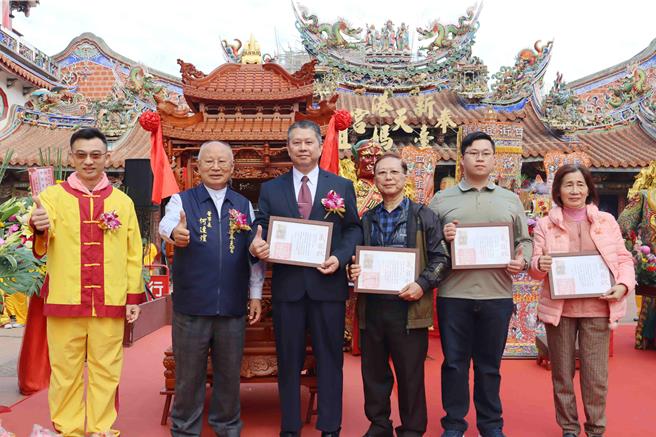 奉天宫董事长何达煌及金庆昌轿班会会长谢博全颁感谢状给王肇楠一家。（吕妍庭摄）