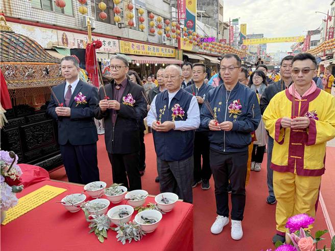 今新神轿｢甲辰金龙銮轿｣剪彩启用，由王肇楠主持讚辞、净轿、恭颂疏文等仪式。（吕妍庭摄）