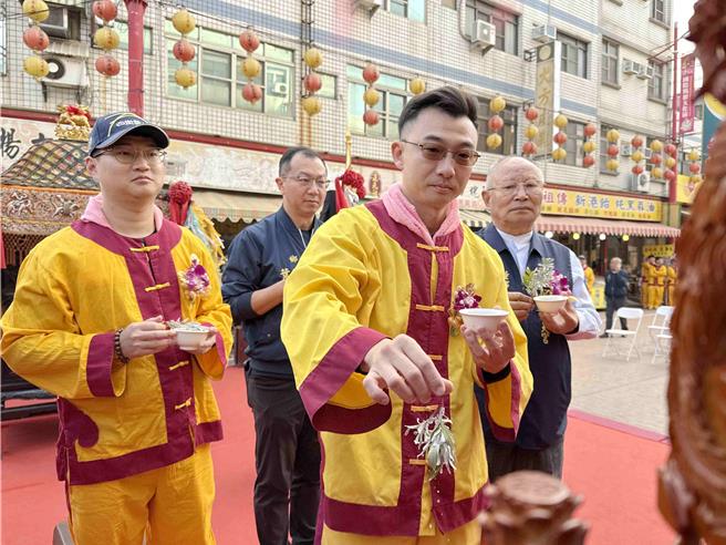 今新神轿｢甲辰金龙銮轿｣剪彩启用，由王肇楠主持讚辞、净轿、恭颂疏文等仪式。（吕妍庭摄）