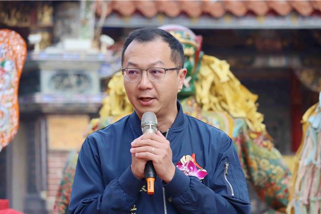 新港乡长叶孟龙致词说因为轿班会的付出，四街祖妈才有新神轿，却突哽咽落泪，遗憾表示启用却少了一个人。（吕妍庭摄）