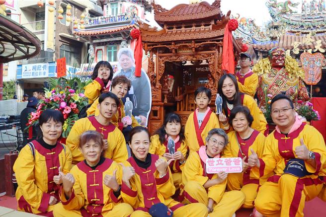 前埤子村村长张世立家人带着他的大小人形立牌到场，与新神轿合影。（吕妍庭摄）