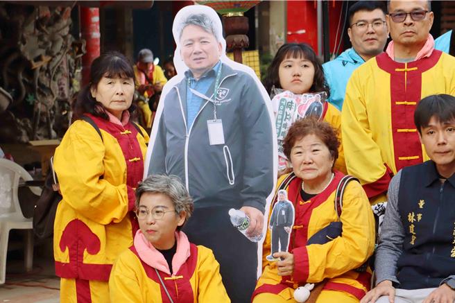 多位张家亲属落泪、泛泪光，却仍挤出笑容，庆祝值得纪念的一天。（吕妍庭摄）