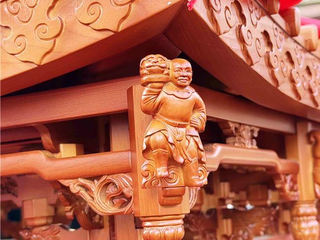 新神轿雕刻人物被发现其中一尊和奉天宫董事长何达煌神情极为神似。（吕妍庭摄）