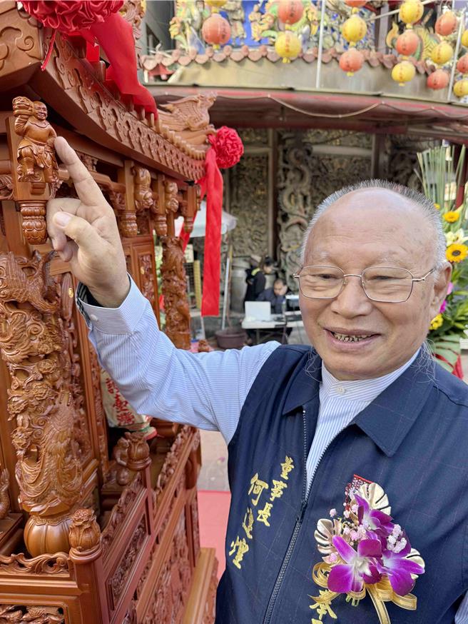 新神轿雕刻人物被发现其中一尊和奉天宫董事长何达煌神情极为神似。（吕妍庭摄）