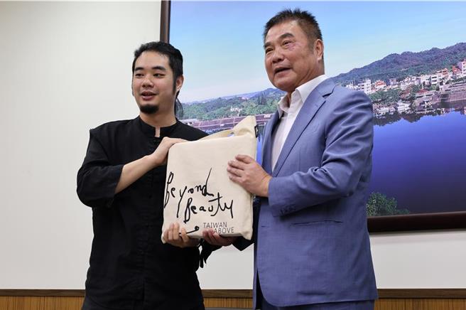 齐廷洹于10月11日受邀至苗栗县立图书馆举办「银向乐活－乐龄讲座」，但在演讲过程中遭县府一名员工误发贬低讯息。（谢明俊摄）