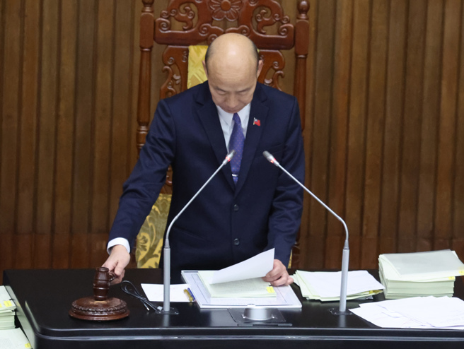 在院長韓國瑜敲槌後，立法院31日院會三讀通過「國土計畫法部分條文修正草案」。（姚志平攝）