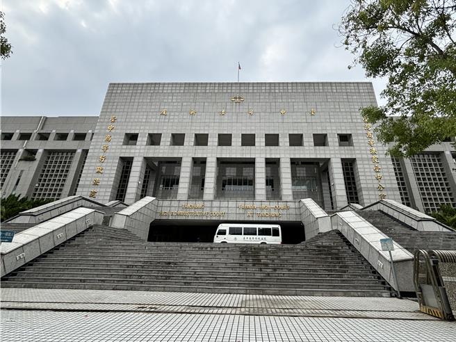 台中市21岁郭姓大学生2023年5月24日傍晚驾车行经台中潭子区时，撞上骑机车的洪姓女子，却未下车察看直接倒车，导致洪女内出血致死，一审判郭1年2月，二审判缓刑3年。（冯惠宜摄）