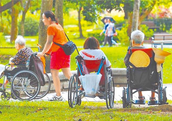 立法院会31日三读通过《就业服务法》部分条文修正案，未来80岁以上长者免巴氏量表评估就能聘雇外籍移工。（本报资料照片）