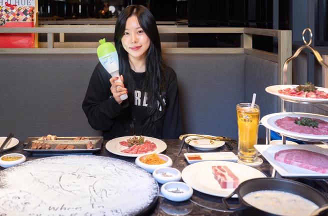 辉人彩排前先到烧肉店大快朵颐。（三立提供）