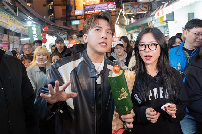 辉人不忘抓紧时间逛夜市。（三立提供）