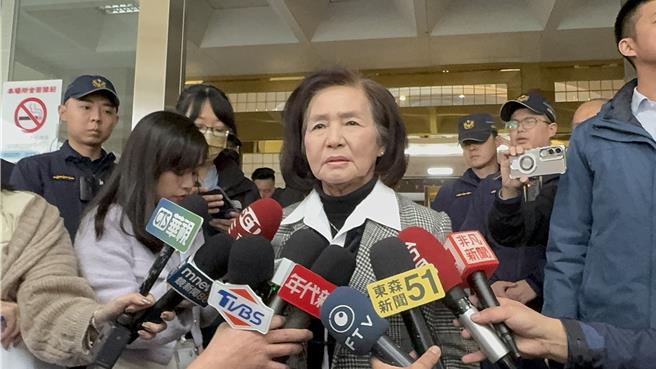 宜兰县长林姿妙步出法院后哽咽说，「很委屈！没有做坏事，实实在在」。（吴佩蓉摄）