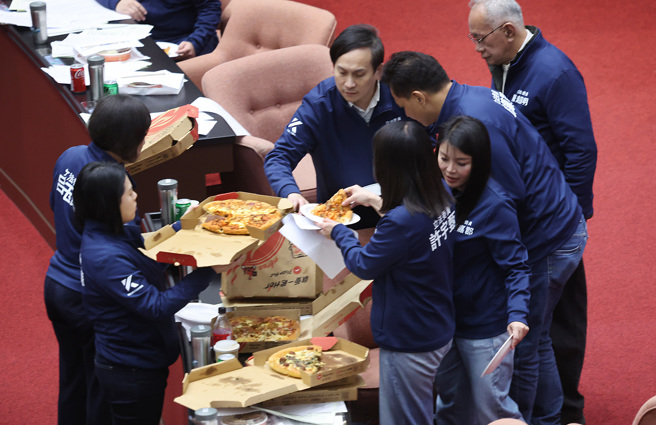 立法院31日院會加緊審查法案，立法院長韓國瑜幫立委們叫披薩當午餐。（姚志平攝）