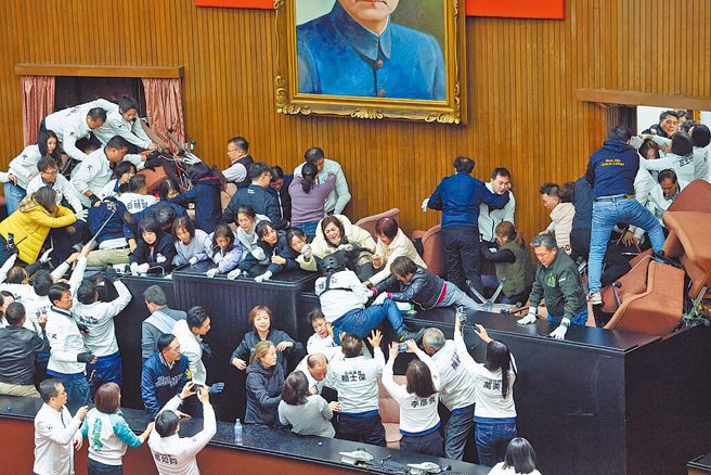 台湾「双少数」政府要推动大规模的罢免立委，以零和博弈方式全面对抗「多数决的民主体制」。（本报资料照片）