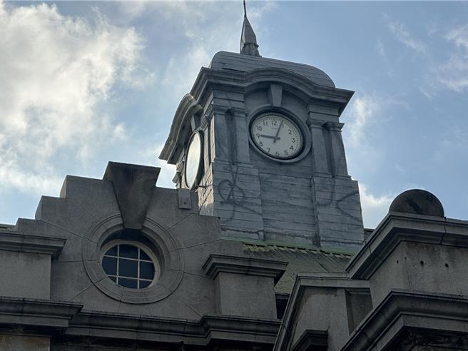 百年国定古蹟、台铁新竹车站，其最着名的「钟塔」近日突被发现出现神秘涂鸭。（陈育贤摄）