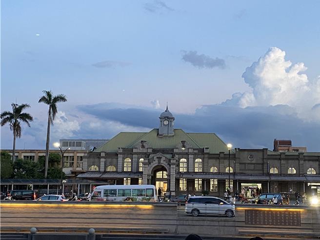 台铁新竹车站是由日本建筑师松崎万长设计，于1913年完工启用，其建筑风格交融巴洛克与哥德式古典建筑风格，不但是新竹的重要地标，更是绝美打卡景点。（陈育贤摄）