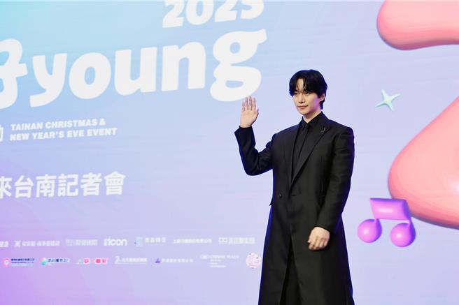南韓男團2PM成員李俊昊今天首度參加「台南好young」跨年晚會，但因濟州航空空難，下午「一身黑」出席台南市政府為他舉行的媒體見面會。（市府提供／洪榮志台南傳真）