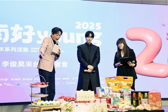 南韓男團2PM成員李俊昊今天首度參加「台南好young」跨年晚會，但因濟州航空空難，下午「一身黑」出席台南市政府為他舉行的媒體見面會。（市府提供／洪榮志台南傳真）