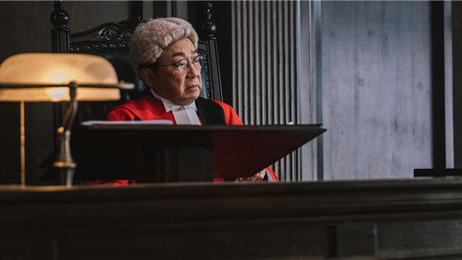 許冠文在電影《誤判》中飾演法官，是司法體系的上層人物。（華映提供）