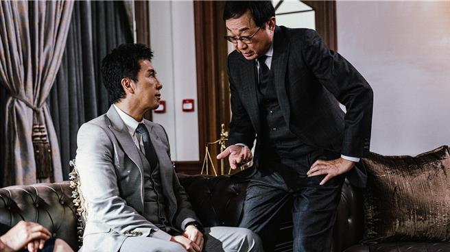 甄子丹（左）和許冠文在片中有許多唇槍舌戰的精采文戲。（華映提供）