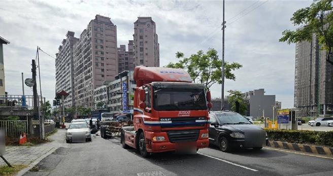 高雄一名騎士超車不慎擦撞曳引車，命大僅輕傷送醫。（警方提供／任義宇高雄傳真）