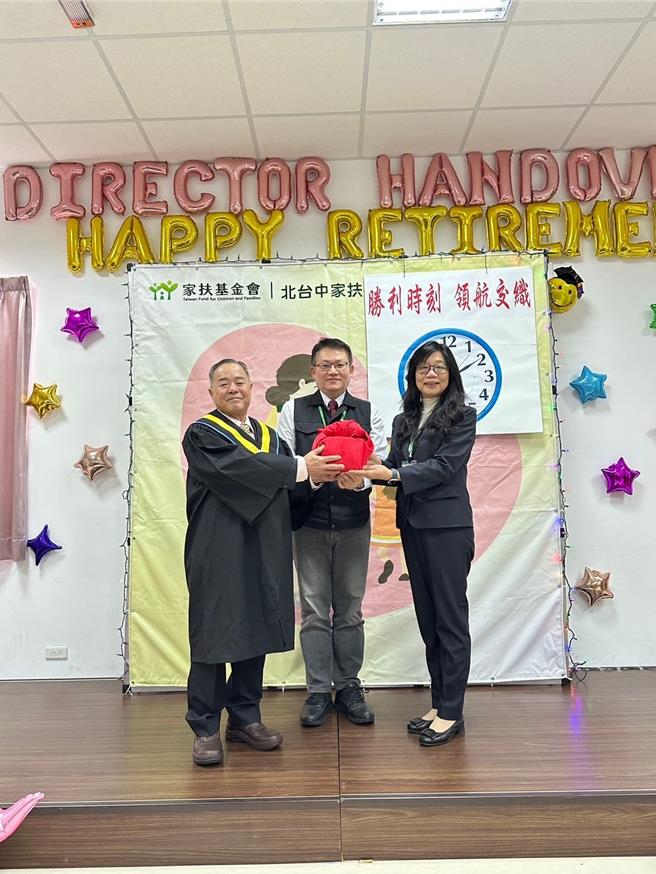 在家扶基金會執行長周大堯（中 ）監交下，北家扶中心主任劉正文（左）將印信交接給新主任彭麗真（右）。（家扶中心提供／李京昇台中傳真）