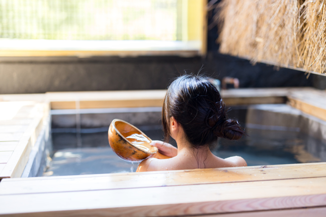 醫師建議吃飯後2小時內不宜泡湯，以免消化不良，與增加心臟缺血風險。(示意圖：shutterstock/達志)