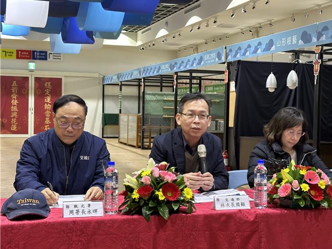 交通部常务次长林国显（中）、观光署长周永晖（左）与民航局长何淑萍（右）赴花莲考察，并回顾振兴花莲成果。（陈佑诚摄）