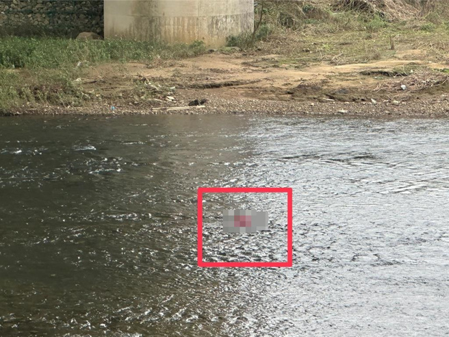 基隆七堵区的基隆河段附近，有民眾发现河道中疑似有人体漂流物通报，消防局至现场抢救发现漂流物为女子，但已明显死亡。（翻摄画面／徐佑升基隆传真）