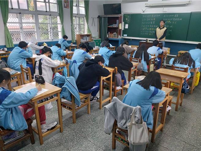 桃园市国中小学区会议中共提报14案，其中为八德区学区变动最大，因仁德国小将于今年开始招收部分学生，需调整八德国小的学区。（桃园市教育局提供）