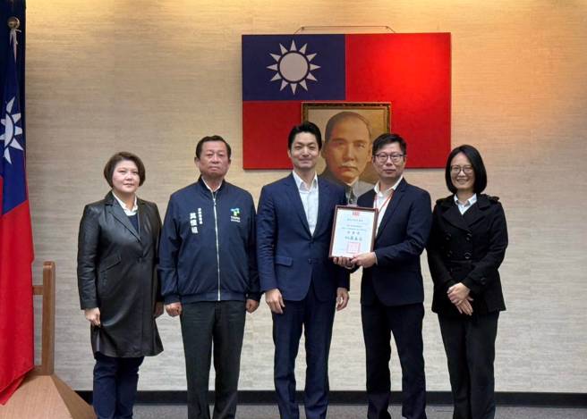 市長蔣萬安親自頒發獎狀，表彰消防局在推動員工學習方面的卓越成就。（圖 / 台北市消防局提供）