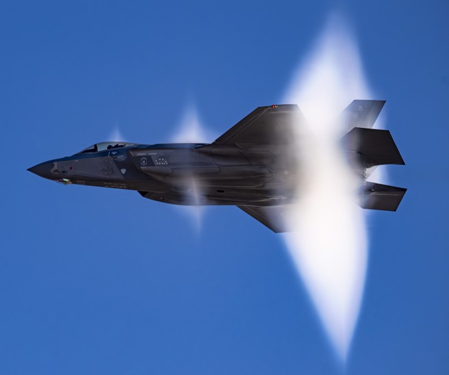 美国空军F-35A隐形战机执行精准空中机动任务的资料照。（美国空军）