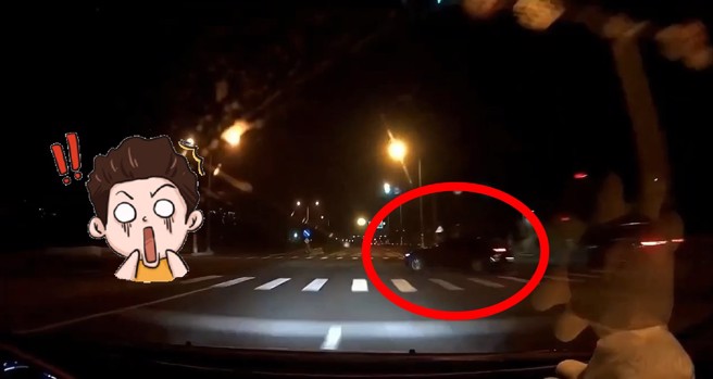 網友在西濱快速道路，遇到三寶違規左轉，害駕駛無法反應撞擊後，衝向對向車道險去見閻羅王。（翻攝爆料公社）