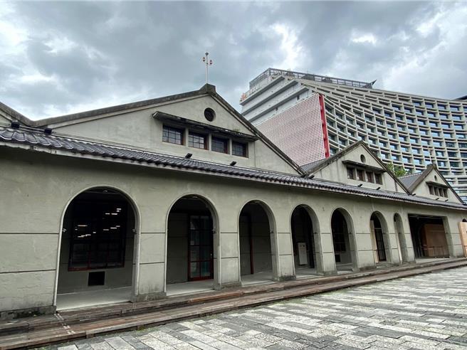 歌坛天后张惠妹12月于台北大巨蛋演唱会登场，歌迷跳动影响邻近市定古蹟松山菸厂园区，导致园区墙面出现裂缝、壁砖剥落等情形，呼吁北市府赶快採取行动。北市文化局说，将邀集相关单位会勘。（图／台北市文化局）