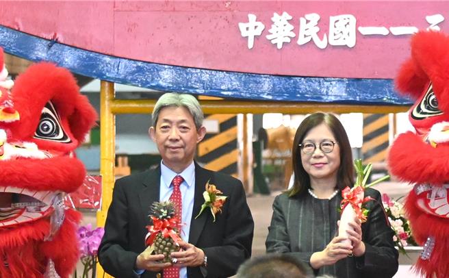 海洋委員會主委管碧玲（右起）、台船董事長黃正弘31日出席台船300噸、100噸級調查船開工典禮。（林瑞益攝）