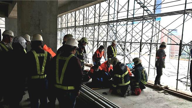 北市中山區工安意外，救護人員將傷者送醫。（民眾提供）