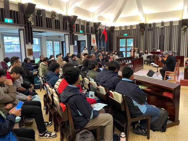 「社区共享-2024除旧布新音乐会」以音乐作为桥梁，邀请「弄弦乐坊」及新埔工专校友现场演出。(照片/圣约翰科大提供)