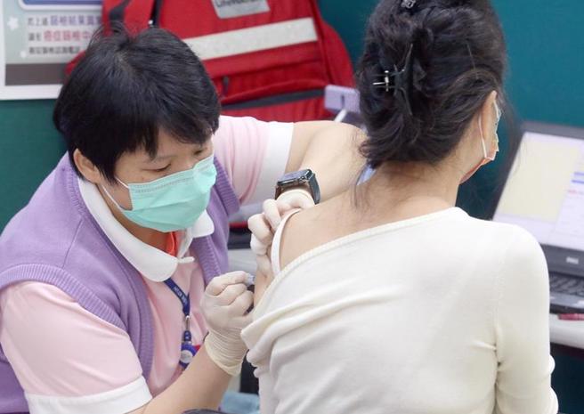 台北市明年1月1日起提供1万余剂Novavax JN.1新冠疫苗，开放12岁以上民眾接种。（本报资料照）