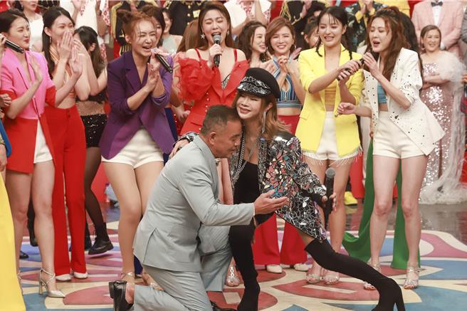 陈美凤（右）热情呼呼，让龙天翔招架不住。（民视提供）