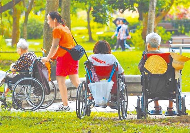 立院今三读通过「就业服务法」46条修正案，取消80岁以上长者聘请外籍看护应有巴氏量表限制。（资料照）