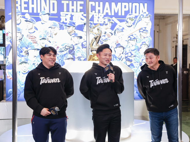 12強中華隊成員曾頌恩（左起）、江國豪及總教練曾豪駒。（中職提供）