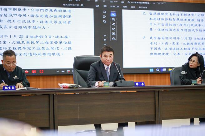 苗栗县长锺东锦走访多处社区关怀据点，发现许多长者未展现笑容，显示可能面临心理困扰。锺县长指示卫生局与社会处调整政策，将心理师的谘询与辅导服务纳入关怀据点重点项目。（吕丽甄摄）