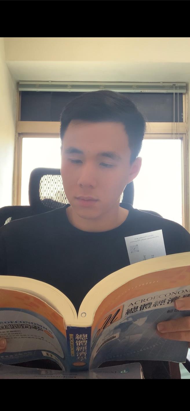 接受南台中家扶中心协助的小豪努力向学，顺利考取4个国立大学的研究所。（南台中家扶提供）