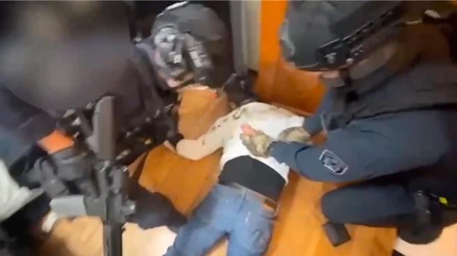 基隆市1名70岁的赵姓男子疑遭杀害后焚尸弃置，主嫌43吴男逃亡到台中市大甲地区，31日遭警方逮捕。（翻摄画面／徐佑升基隆传真）