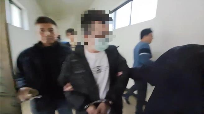 基隆市1名70岁的赵姓男子疑遭杀害后焚尸弃置，其中主嫌43吴男逃亡到台中市大甲地区，31日遭警方逮捕送至基隆市警局第三分局制作笔录，中午移送基隆地检署复讯。（翻摄画面／徐佑升基隆传真）