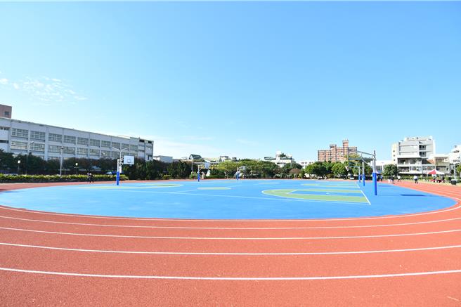 彰化市阳明运动公园斥资千万进行跑道及篮球场整建，今（31）日落成启用。（叶静美摄）