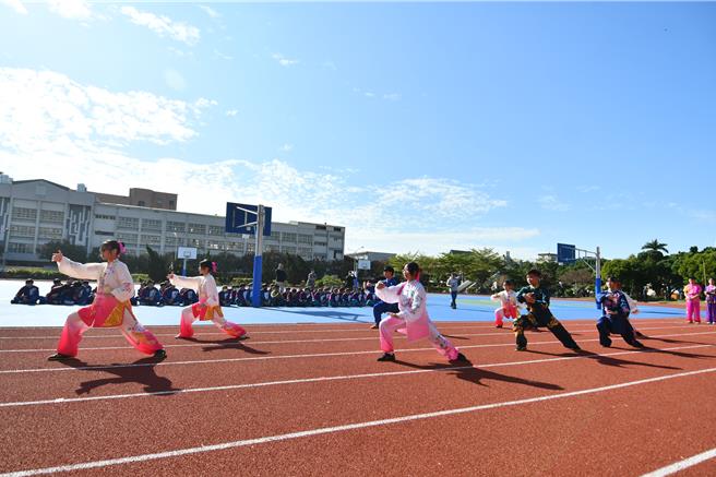 彰化市阳明运动公园斥资千万进行跑道及篮球场整建，今（31）日落成启用。（叶静美摄）