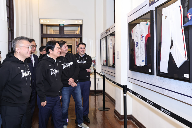 中職會長蔡其昌（左起）、總統賴清德、中華隊總教練曾豪駒、體育署長鄭世忠一起參觀特展。（中職提供）